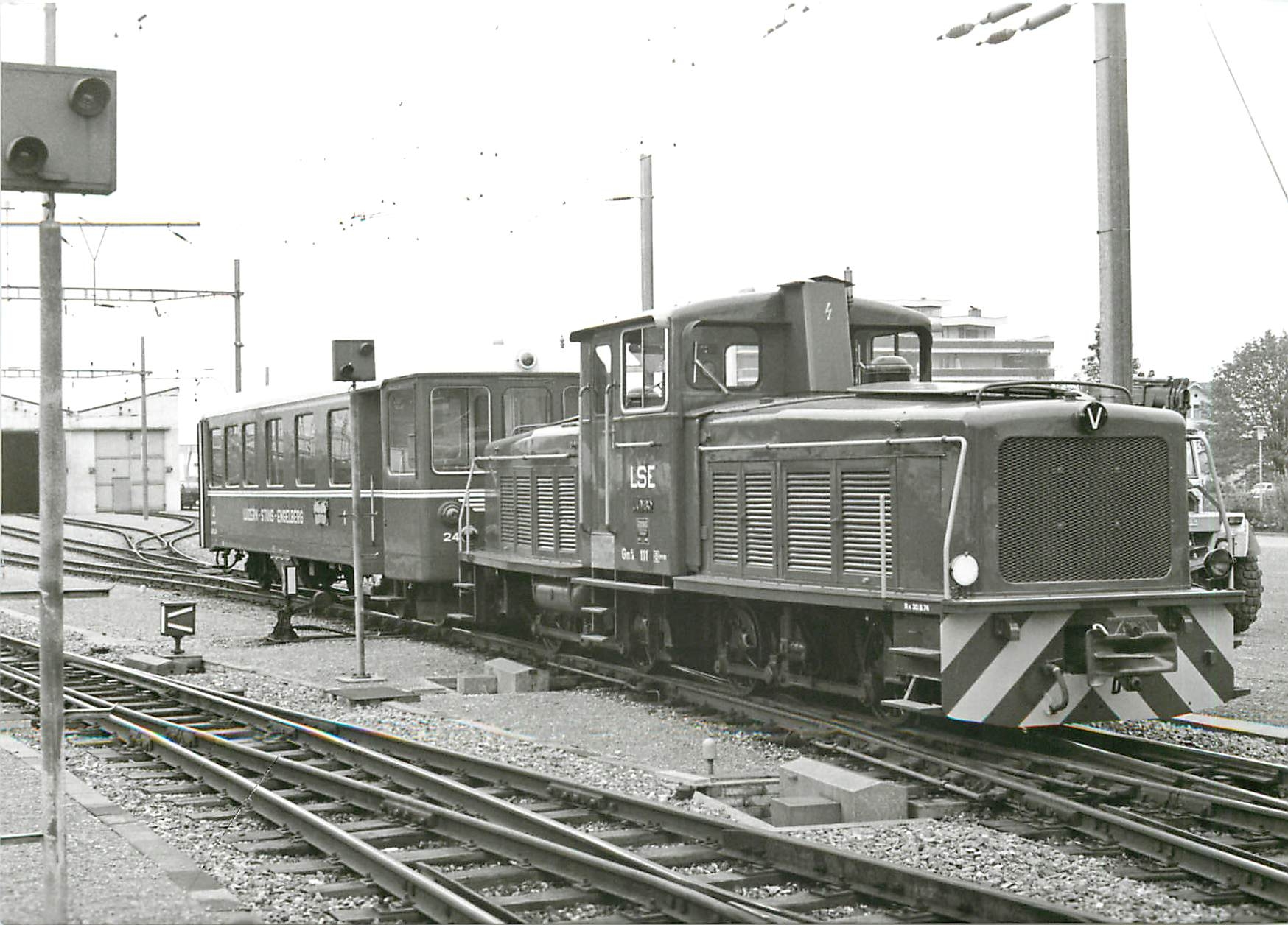 CPM La Gm 4/4 manoeuvre l'ABt 24 au nouveau depot de Stansstad 05.05.1975