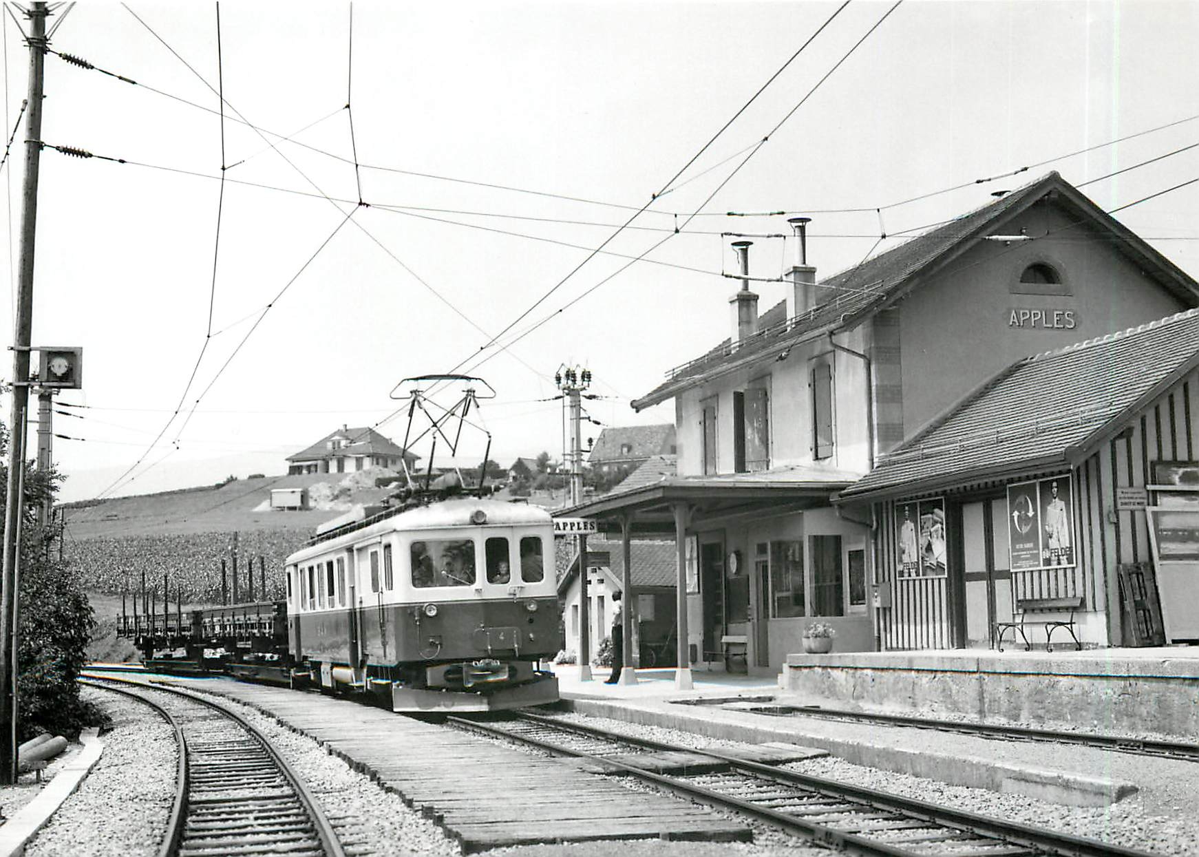 CPM AbDe 4/4 4 et train de trucks a Apples 10.7.1973