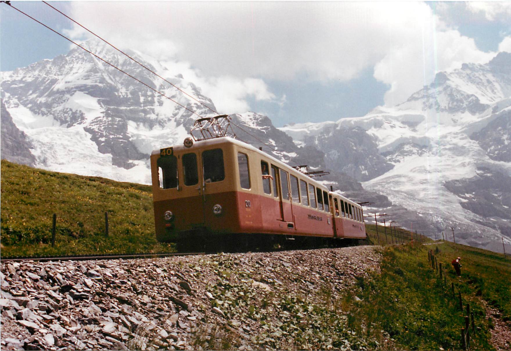 CPM BDeh 2/4 en-dessus de la Petite Scheidegg. Au fond l'Eiger et la Jungfrau 15.7.1990
