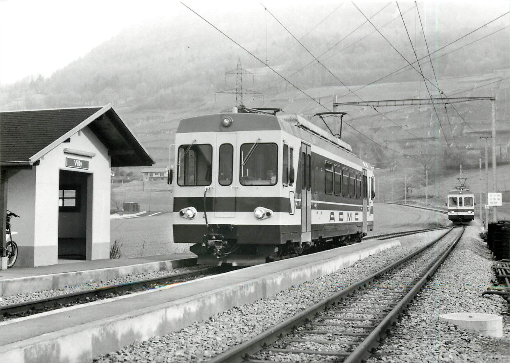 CPM Croisement a la station de Villy des nouvelles automotrices BDeh 4/4 2 et 1 12.2.1987