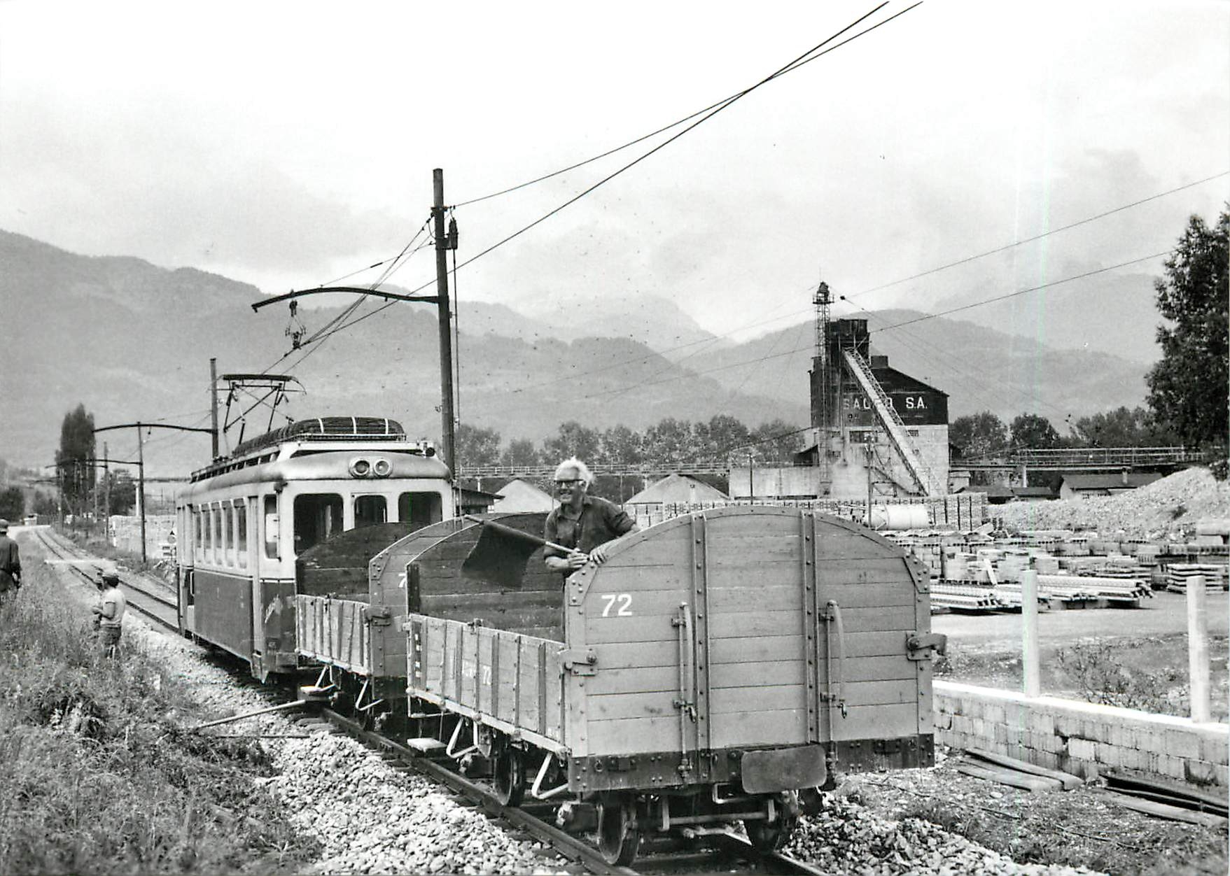 CPM BDeh 4/4 11 et L 71 et 72 Tran de travaux entre le Pont sur le Rhone et Corbier 22.5.1971