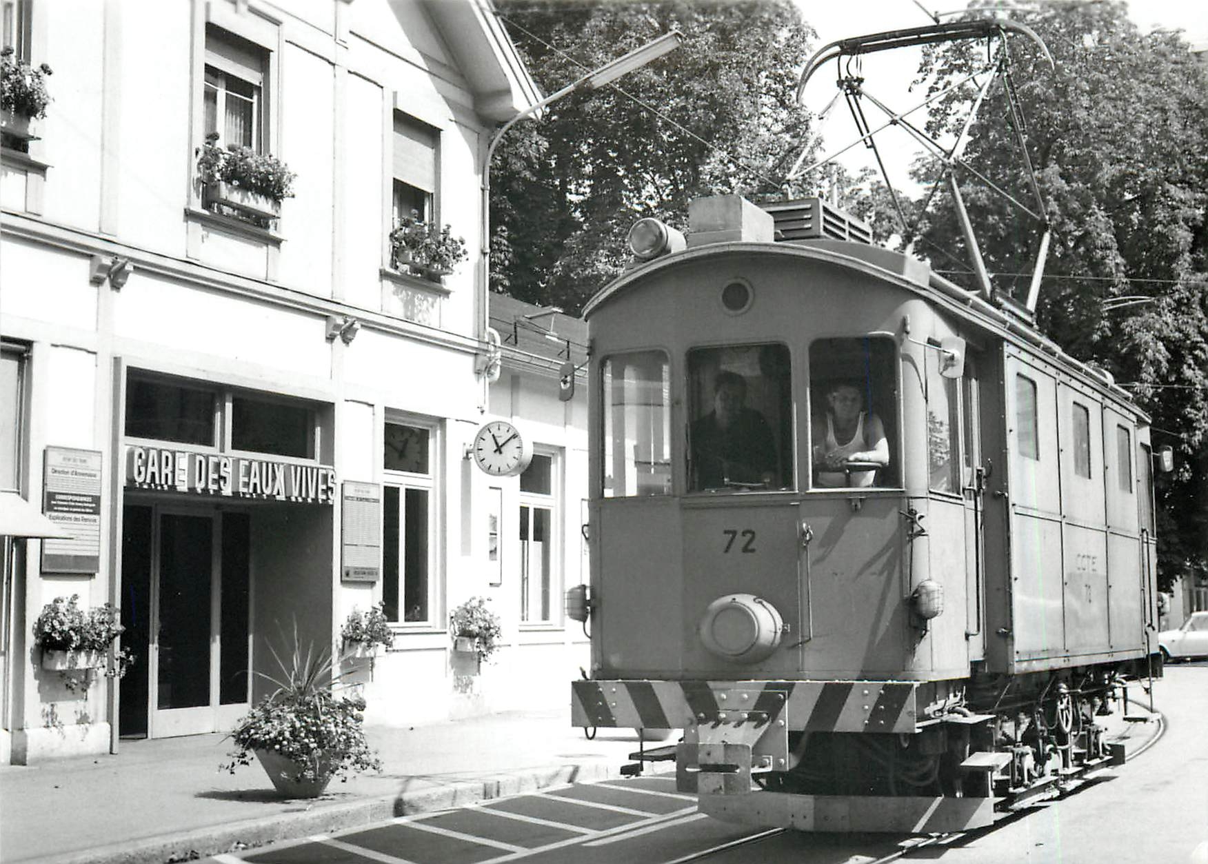 CPM L'Eboueuse Xe 2/2 72 devant la gare des Eaux-vives 7.8.1974