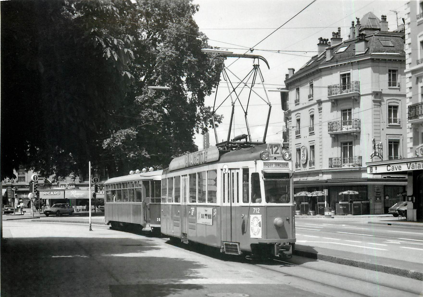 CPM Be 4/4 712 et Bi 363 a la place du cirque Sortie AGMT du 31.5.1981