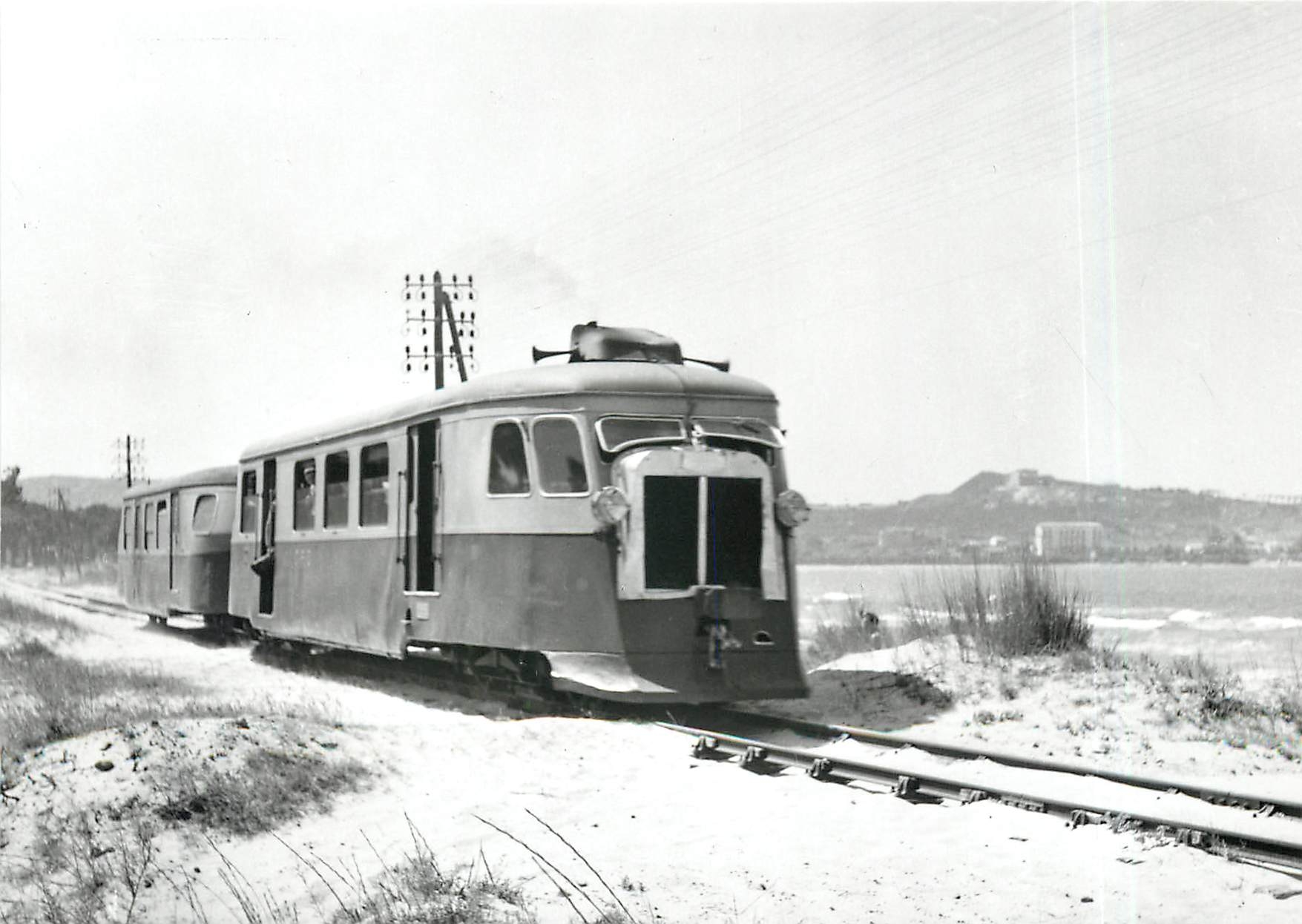 CPM Autorail Billard 111 (1938) et remorque messagerie 1. Camp de l'horizon pres de Calvi 29.6.1957