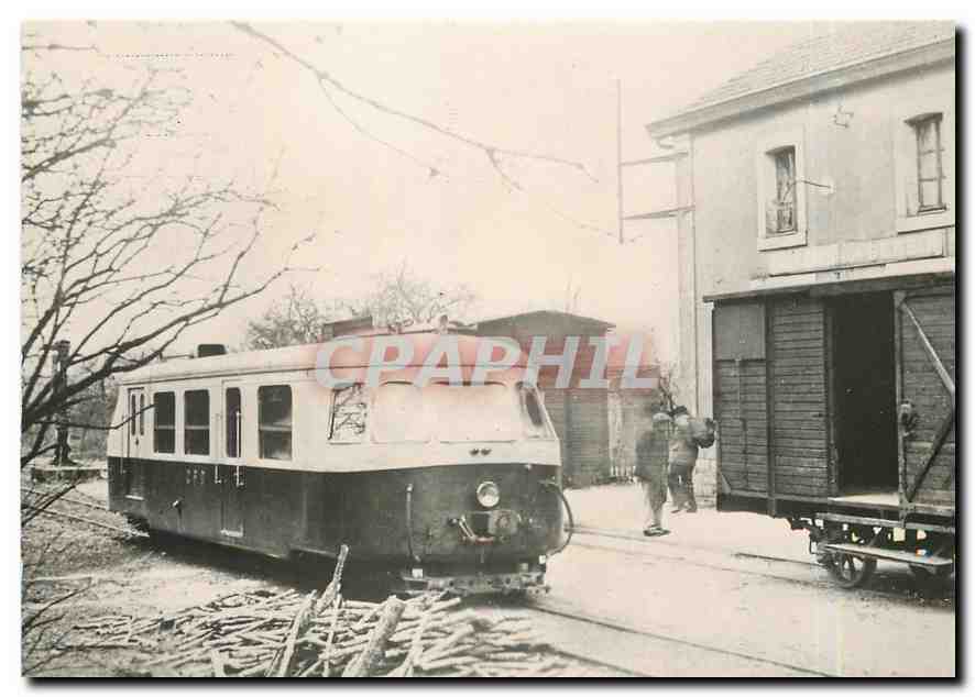 CPM Autorail en gare de Noyers-sur-Serein fin des annees 40