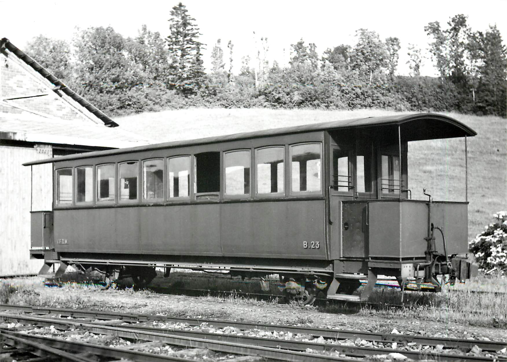CPM Voiture B23 a essieux radiants devant la remise de Lacaune 1953