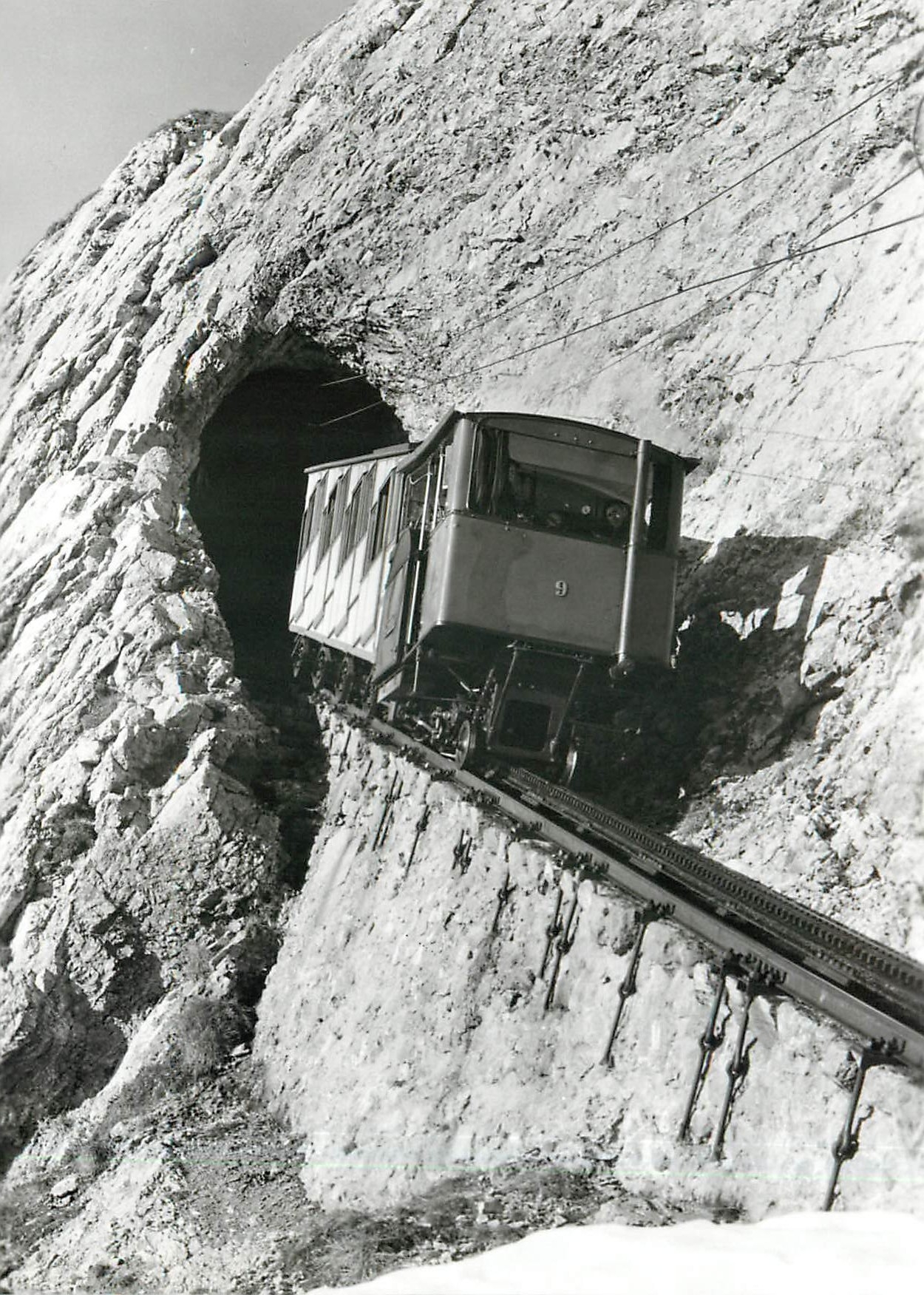 CPM Beeindruckende Szanerie entlang der Eselswand mit dem Pilatusbahn-Dampftriebwagen Bhm 1/2 9 am 1