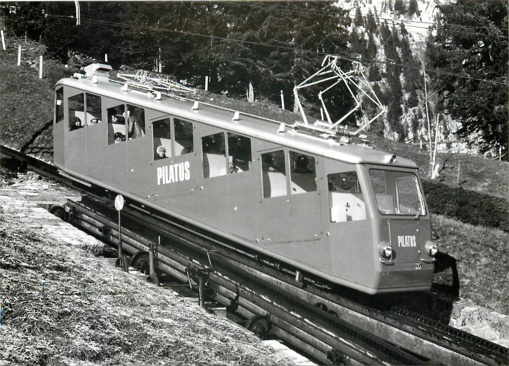 CPM Der neueste Personentriebwagen Bhe 1/2 30 mit Reklameanschriften von der Nichteinstiegseite gese