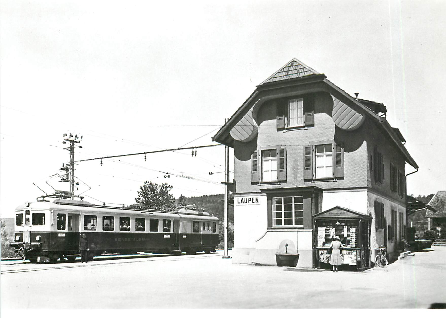 CPM Eine neue Epoche hat begonnen: der fabrikneue STB CFe 2/4 101 postert in Laupen