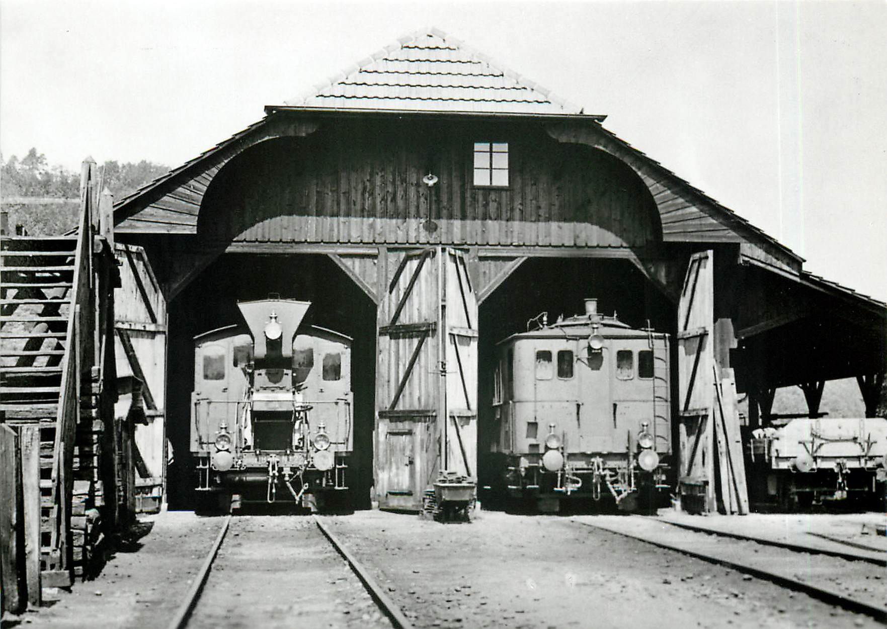 CPM Depot Laupen um 1935 mit Sonderlingen: STB-Einmann-Lokomotive Ed 2/2 22 und Dampftriebwagen CFm 