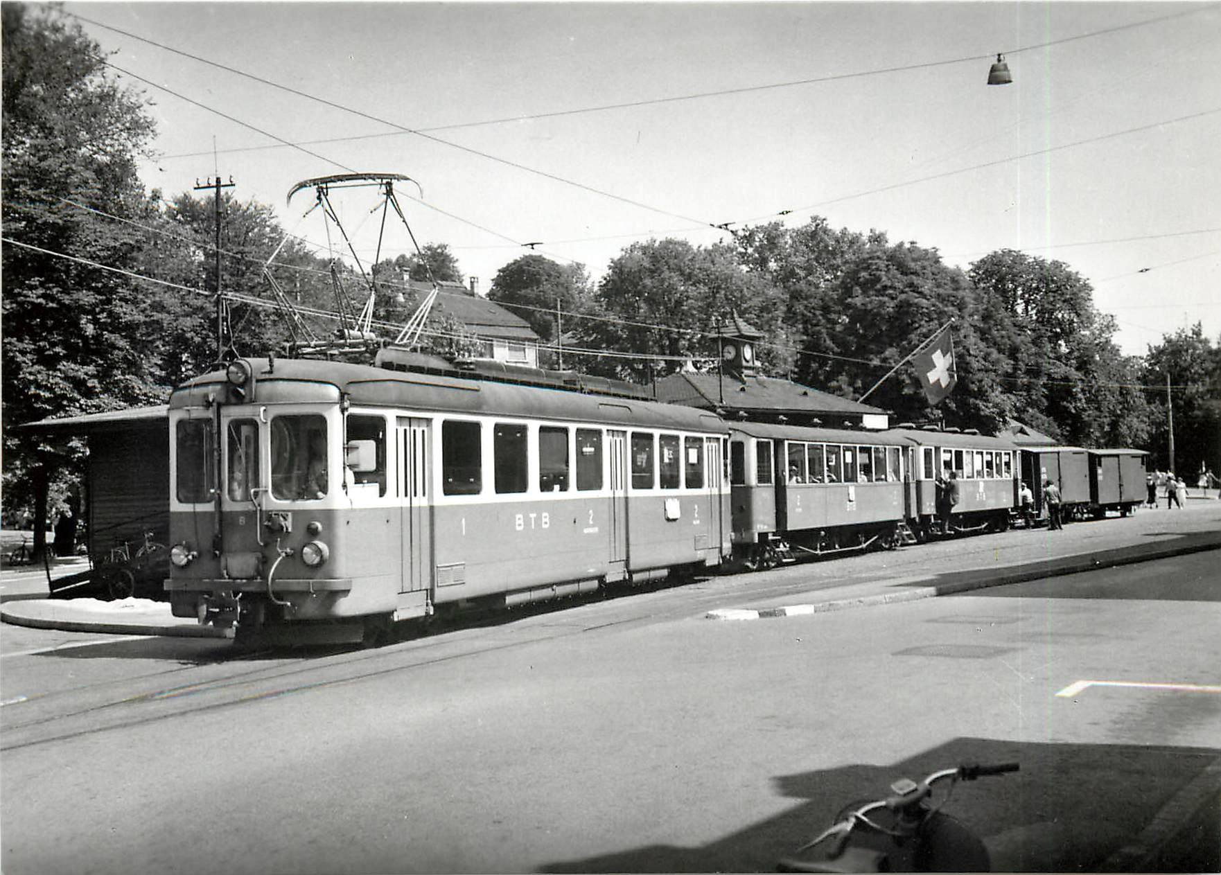CPM BTB ABe 4/4 8 von 1951 mit gemischter Zugskomposition in Basel Heuwaage