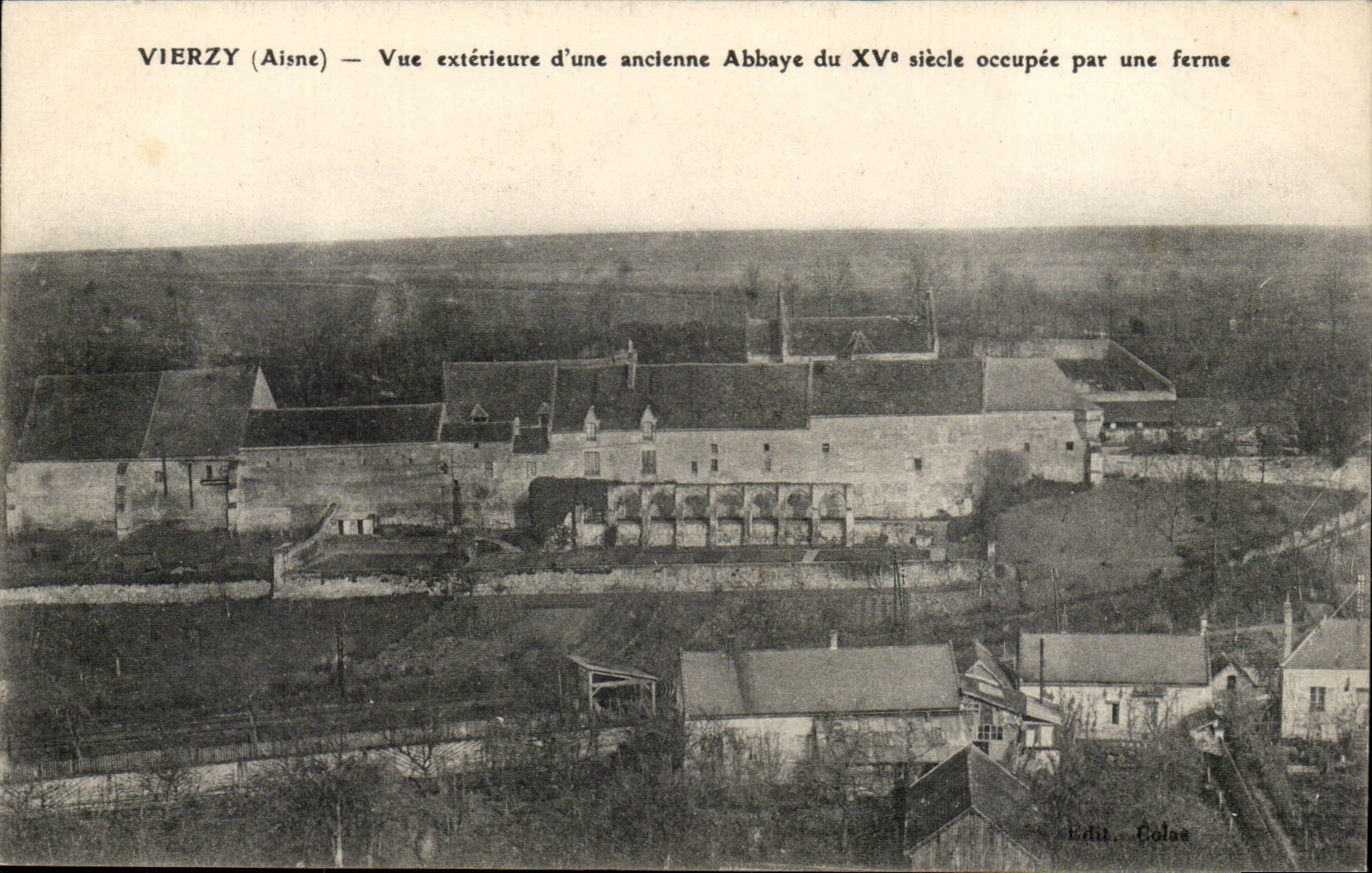 Vierzy (Aisne) — Vue extérieure d'une ancienne Abbaye du XVᵉ siècle occupée par une ferme — Edit. Colas