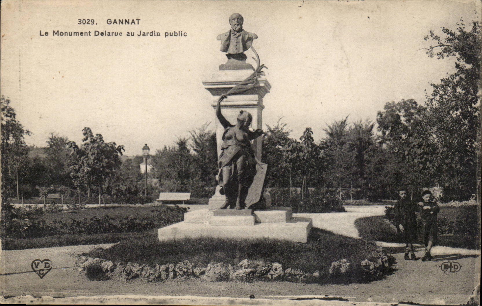 Gannat — Le Monument Delarue au Jardin public — V.D. n°3029