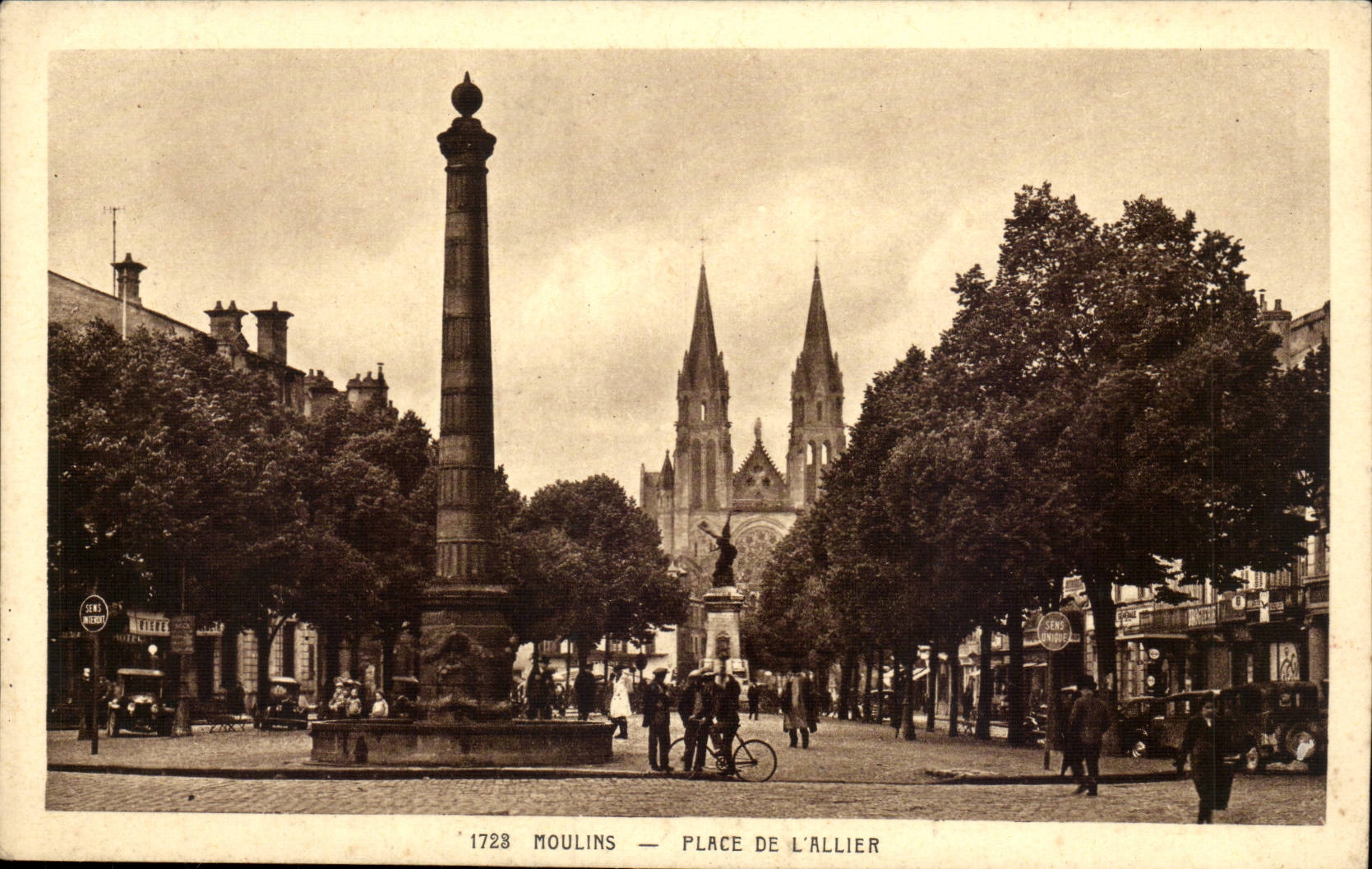 moulins - Place de l'allier - velo - CPA 