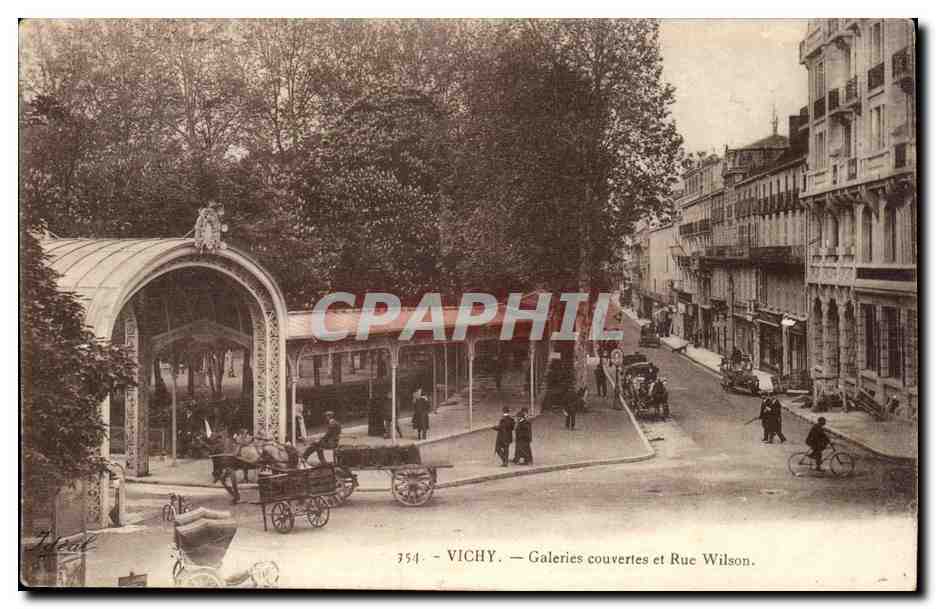 Vichy - galerie couvertes et rue Wilson - CPA 