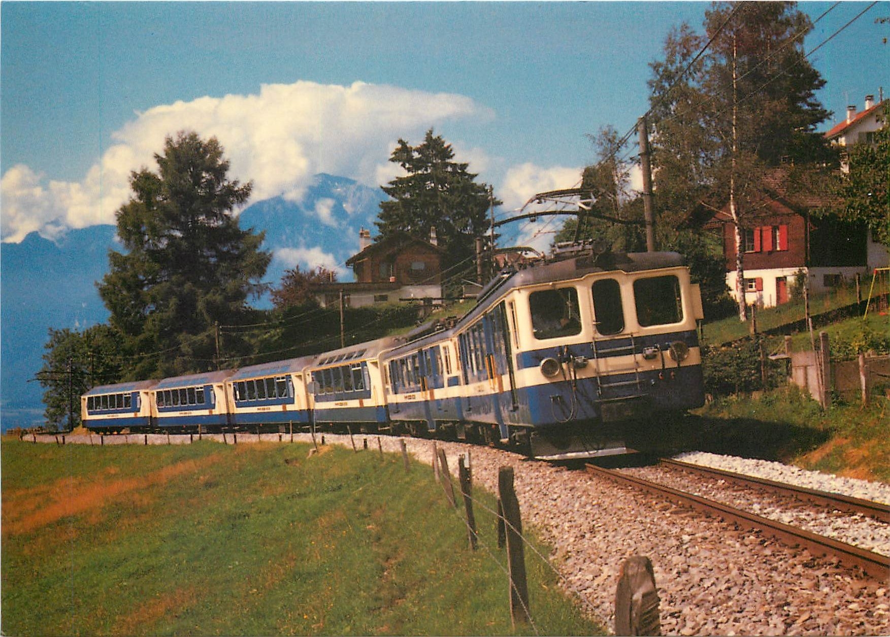 CPM Tracté par les Bde 4/4 3005 et 3006 le Panoramic Express arrive aux Avants