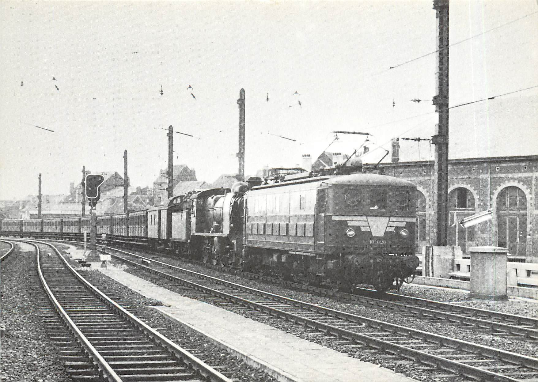 CPM Remorque d'un train (machine à vapeur et voiture GC) par une locomotive éléctrique