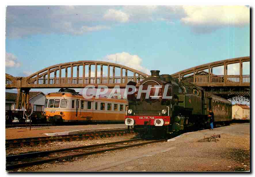 CPM Une RGP2 X-2700 en livree orange et la 141-TD-740 en gare de Bergerac