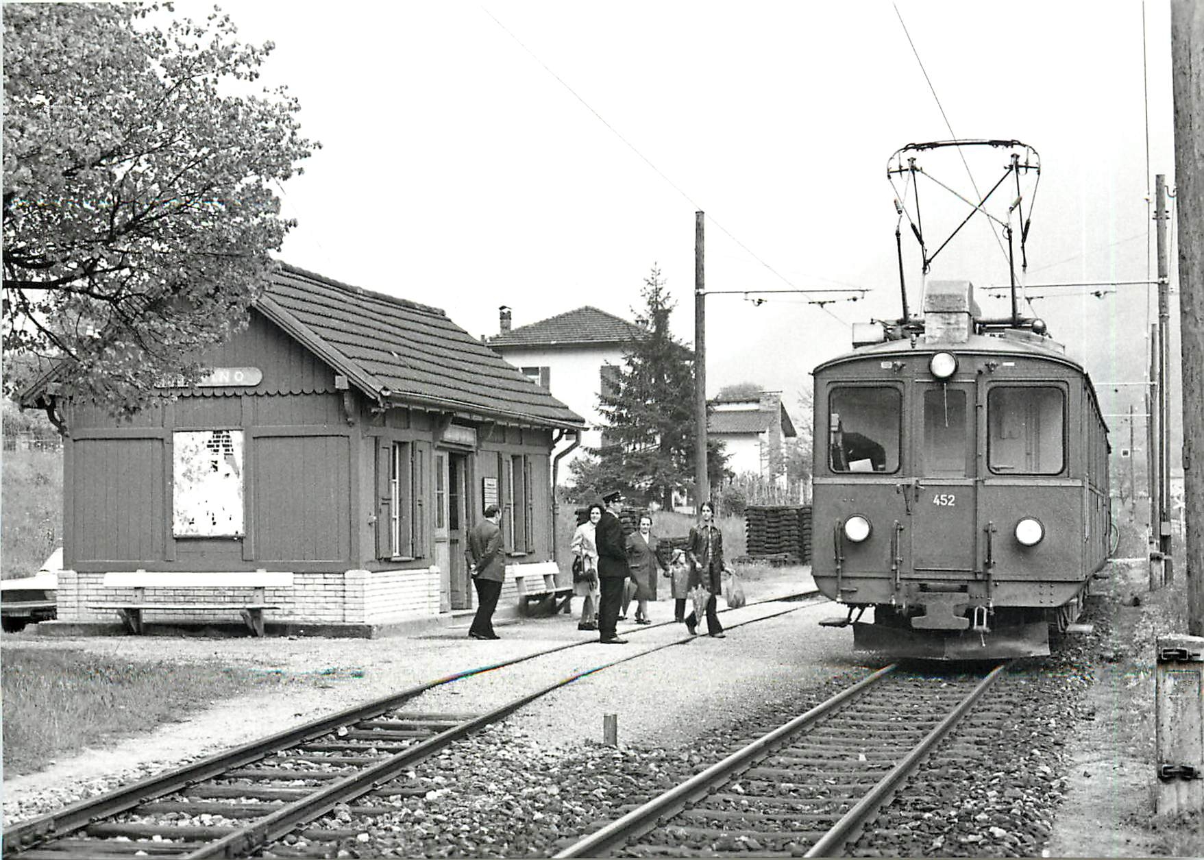 CPM Train pour Bellinzona faisant halte à Lumino