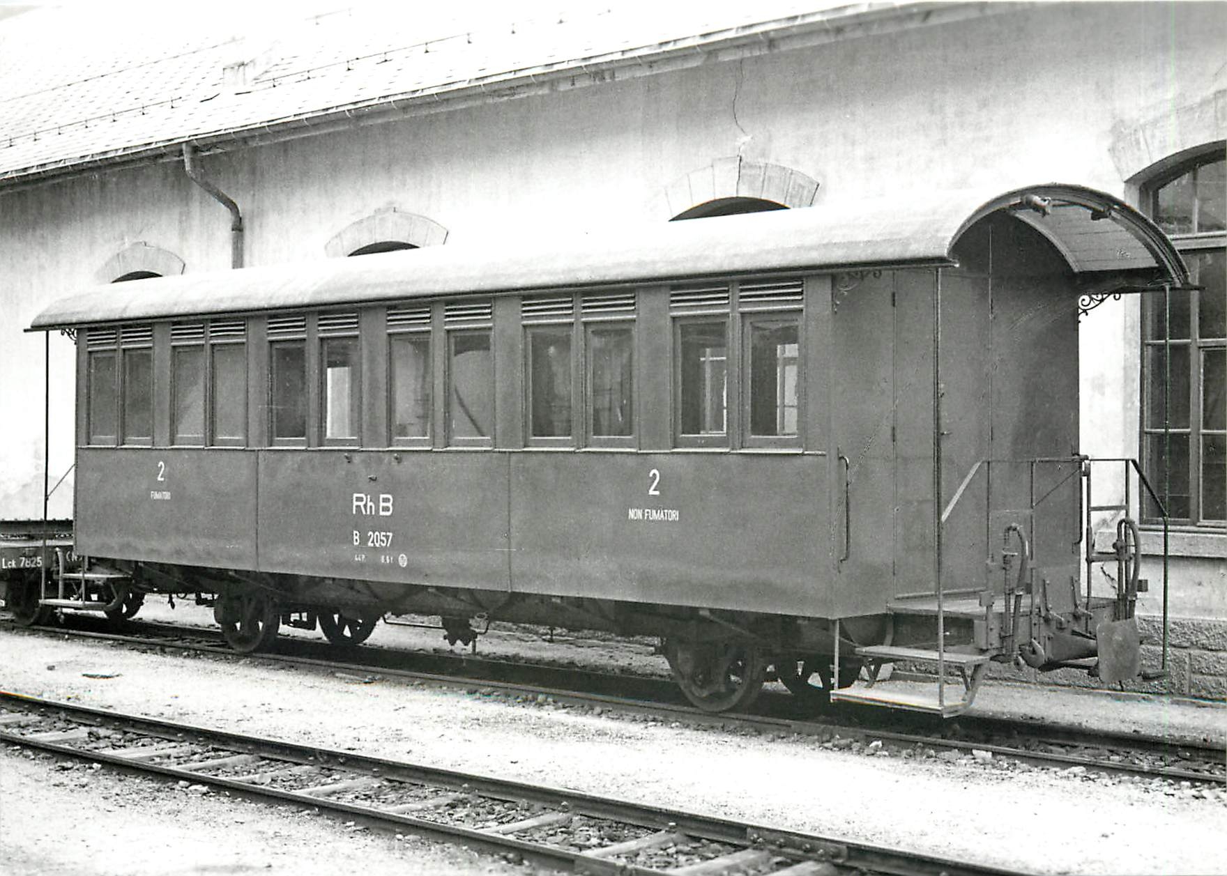 CPM B2 2057 voiture RhB grand réseau à Mesocco