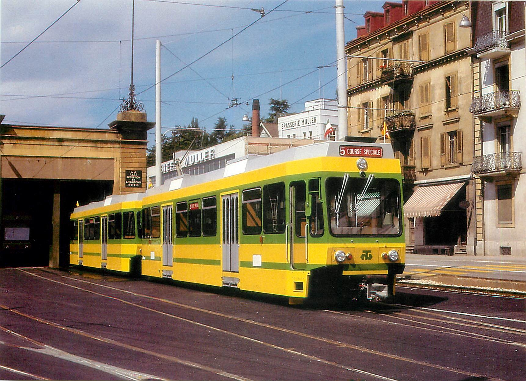 CPM Die neuen TN-Pendelzuge gleishen den Forchbahnwagen