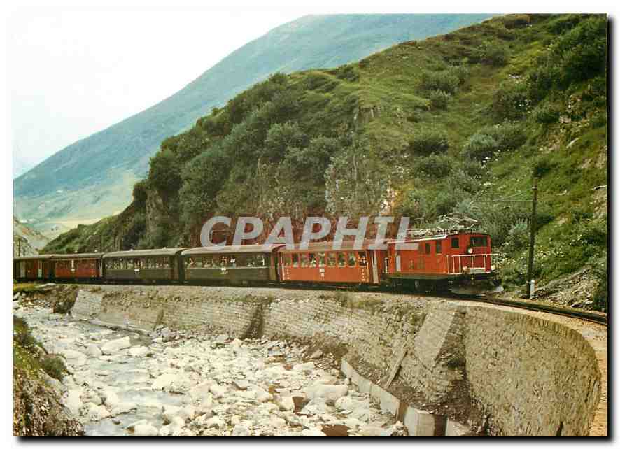 CPM Furka-Oberalp Bahn mit Lokomotive Hge 4/4 32 und zwischen zwei gemieteten RhB-Wagen entiang der 