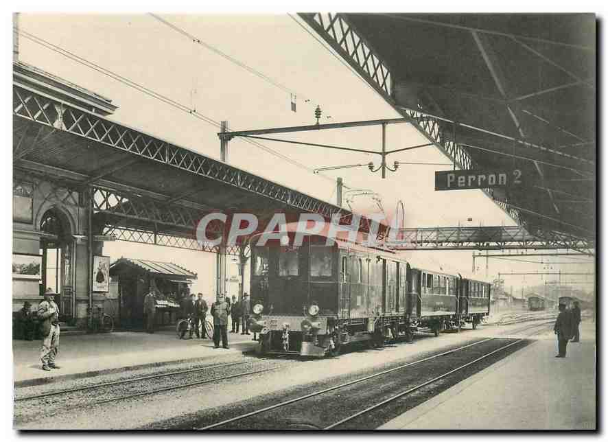 CPM Leuchtend rot prasentiert sich der neue elektrische Zug der RHB im aussern Bahnof Roeschach 1930