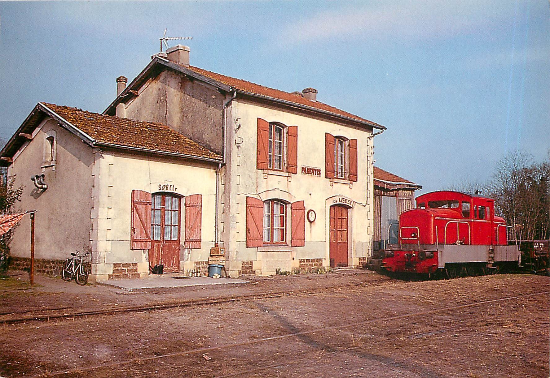 CPM 32- PARENTIS en BORN (40) Ligne de Ychoux à Biscarosse Locotrcteur- Serie 10 des VFL en gare. Ma