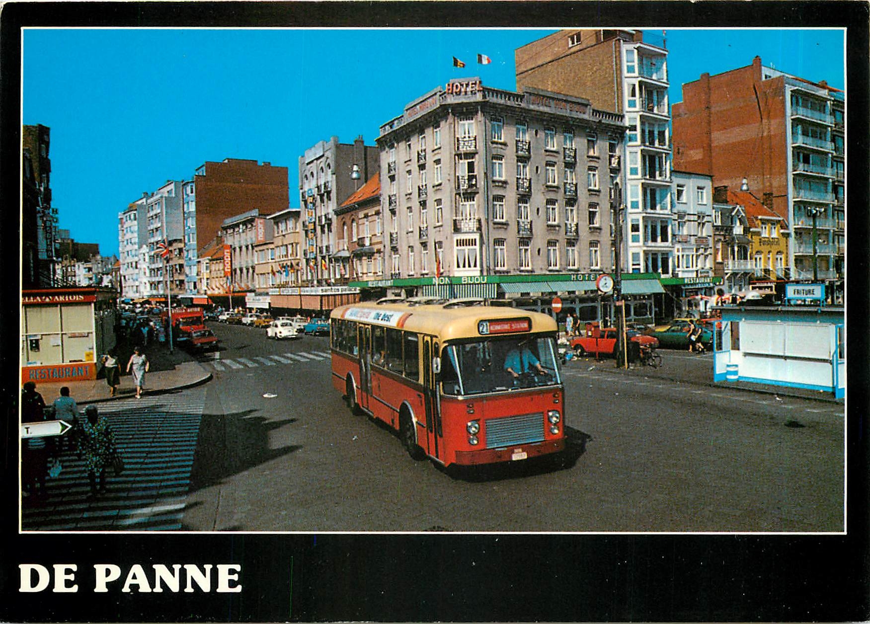 De Panne — Vue de la rue principale avec bus — AVM