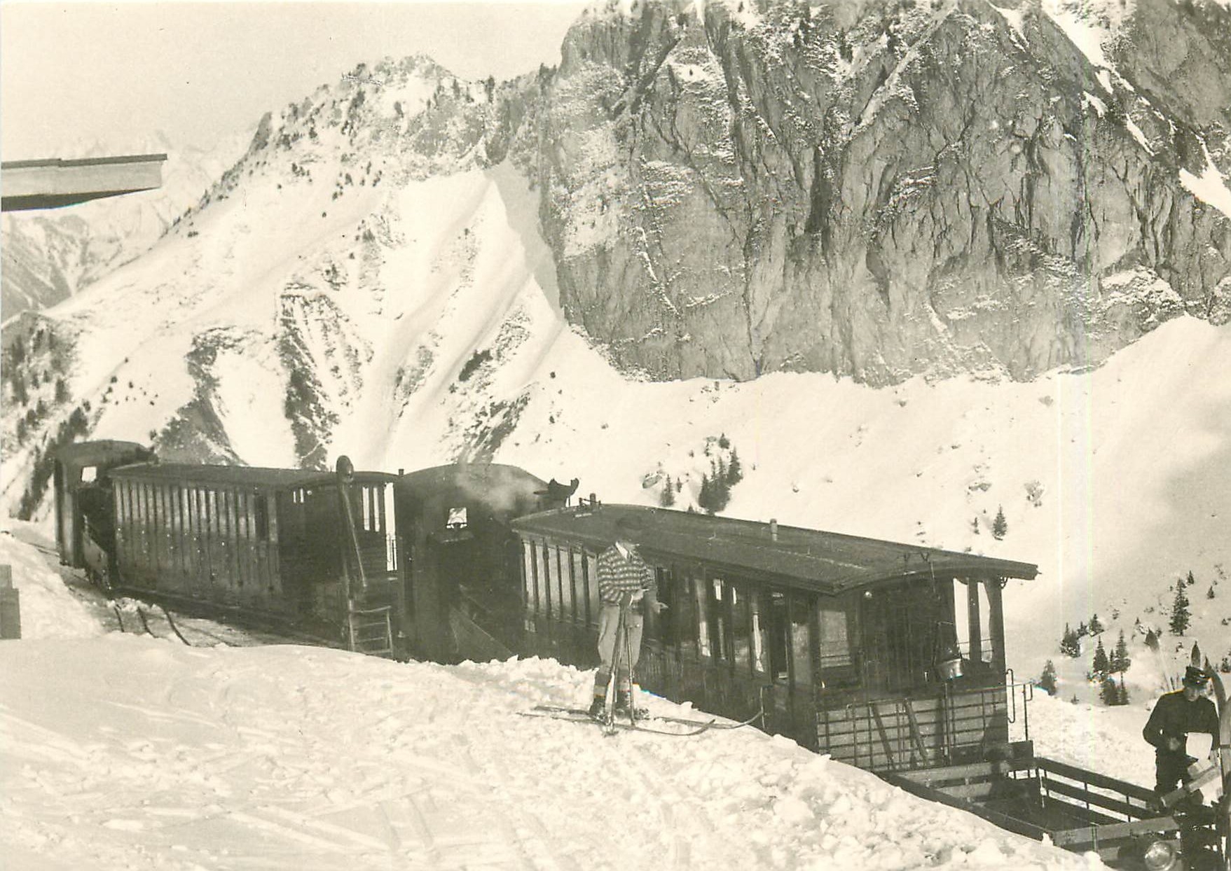 CPM Deux trains à la station de jaman Ver 1930
