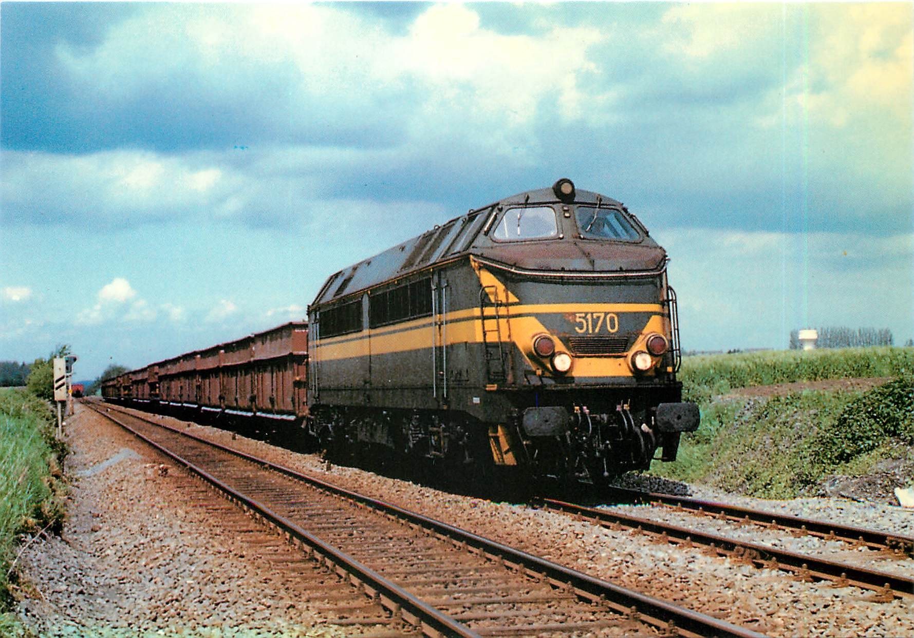 CPM La CC5170 en tête d'une rame de wagons Talbot 