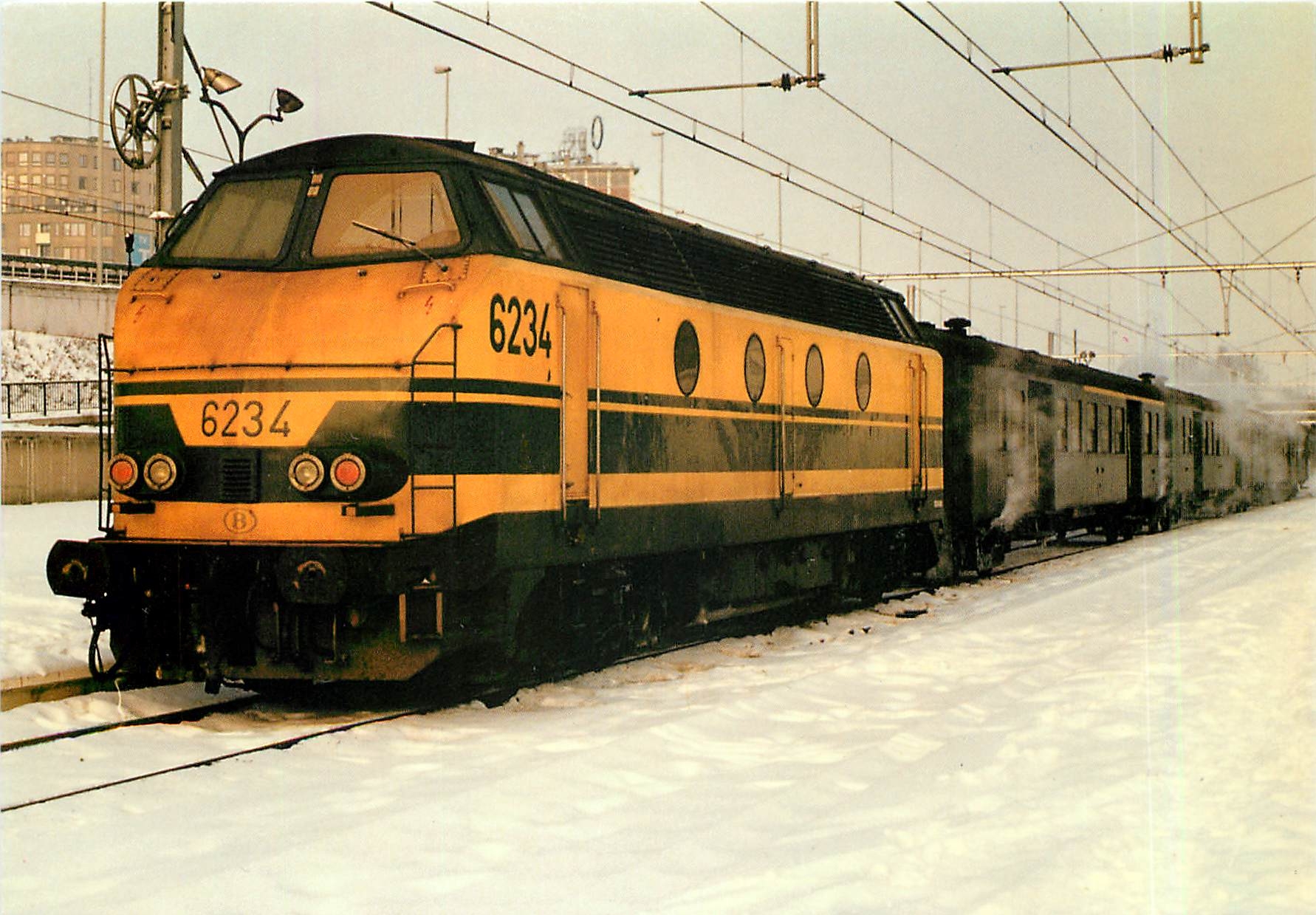 CPM La  BB 6234 avec une rame de voitures types M1 à Charleroi-Ouest le 13 janvier 1985
