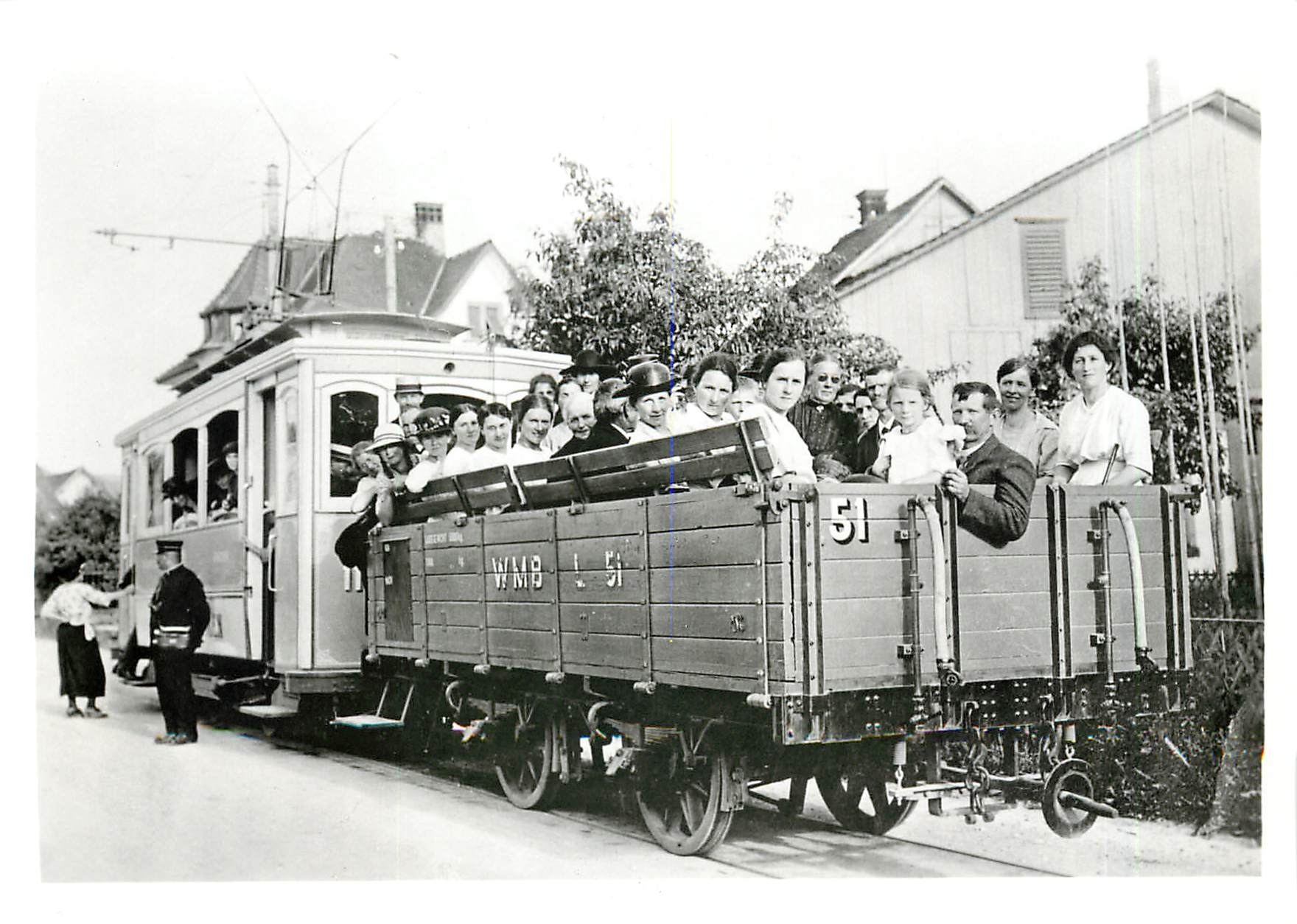 CPM Ce 2/2 11 und l 51 mit fröhlichem Glarner Chörli