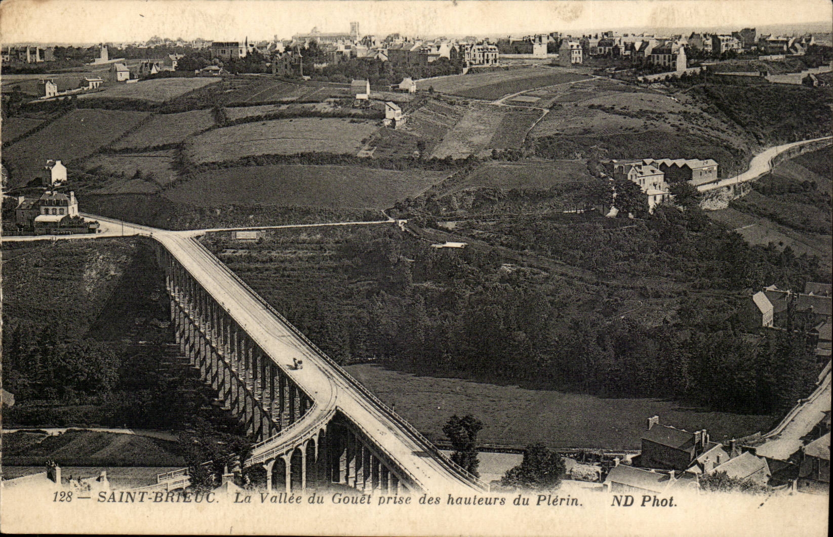 SAINT-BRIEUC. La Vallée du Gouët prise des hauteurs du Plérin — ND Phot. n°128