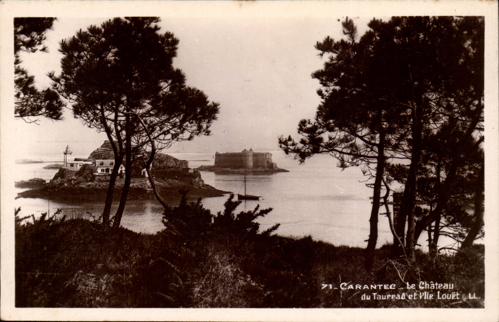 Carantec CPA Le chateau du Taureau et l'ile Louet