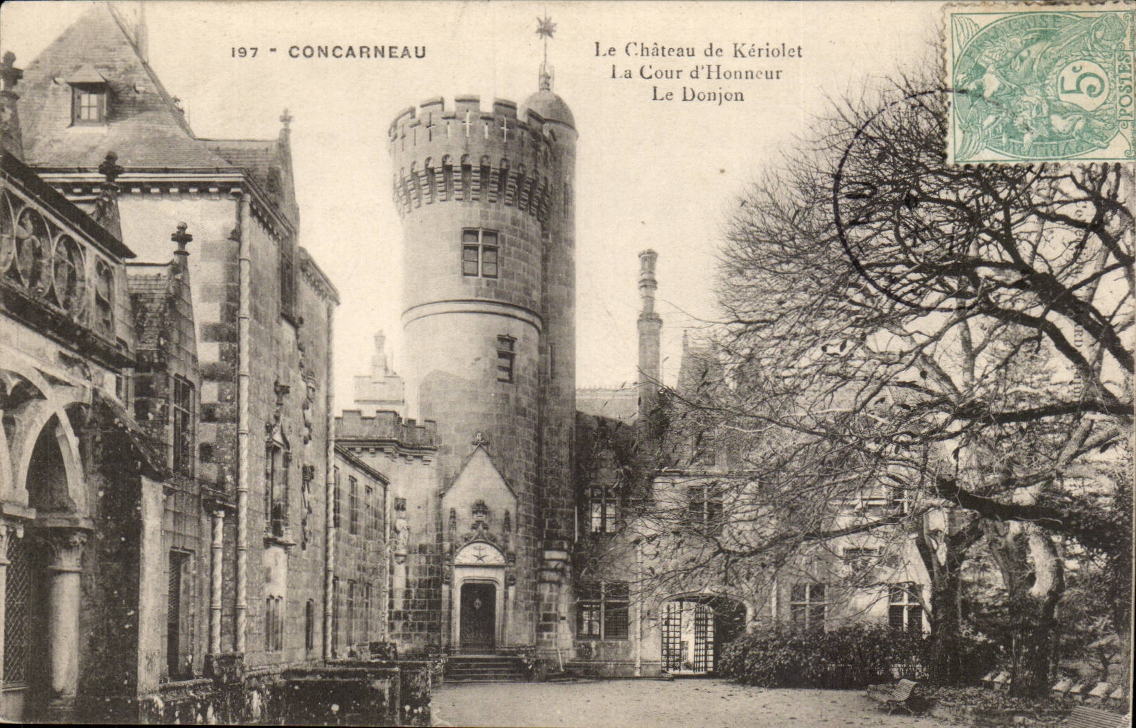 Concarneau CPA Le chateau de Keriolet la cour d'honneur le donjon
