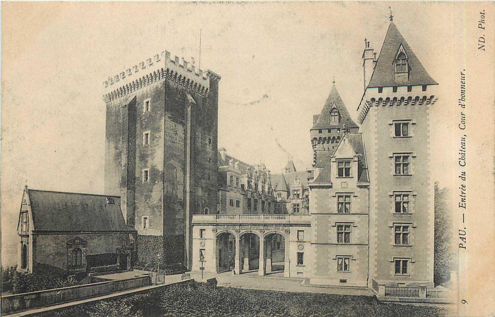 CPA PAU-entrée du Chateau  Cour d'Honneur