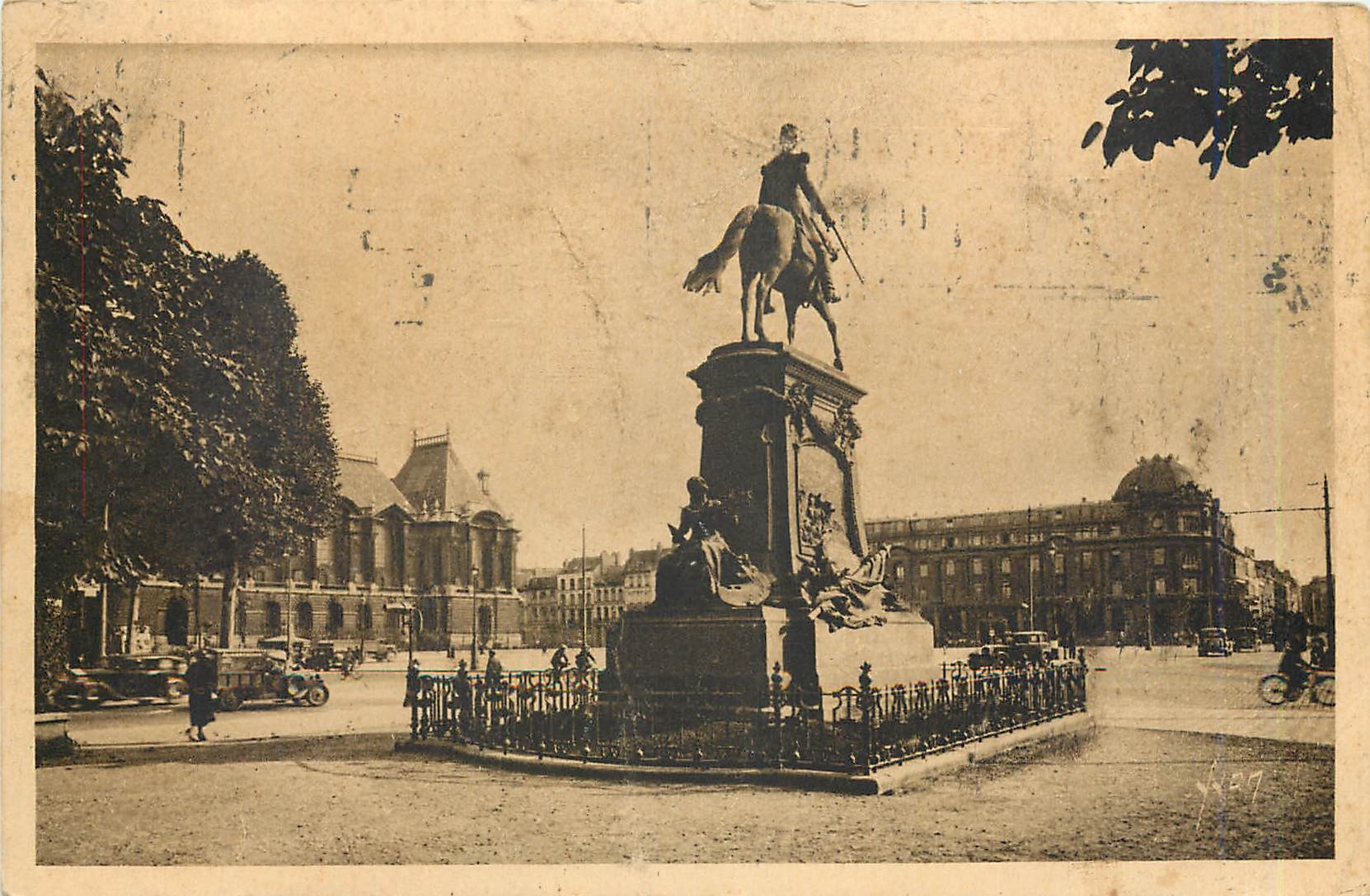 CPA LILLE Place de la Republique Statue du General Faidherbe