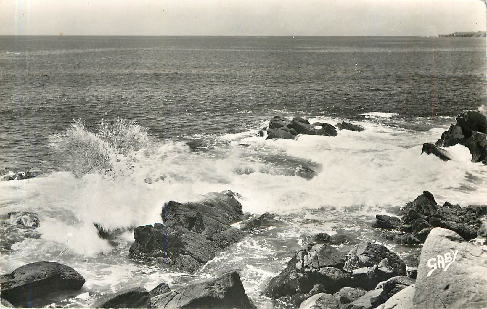 CPA ILE D'YEU(Vendee) Cote Sauvage. Effets de Vagues dsur les Rochers par mer calme
