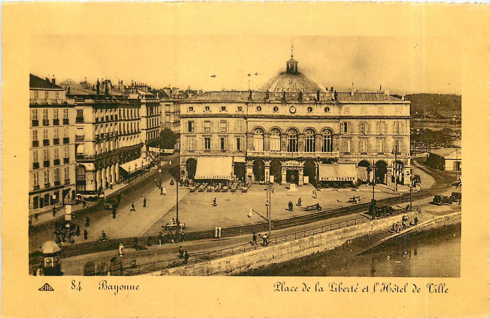 Bayonne — Place de la Liberté et l'Hôtel de Ville — CPAH