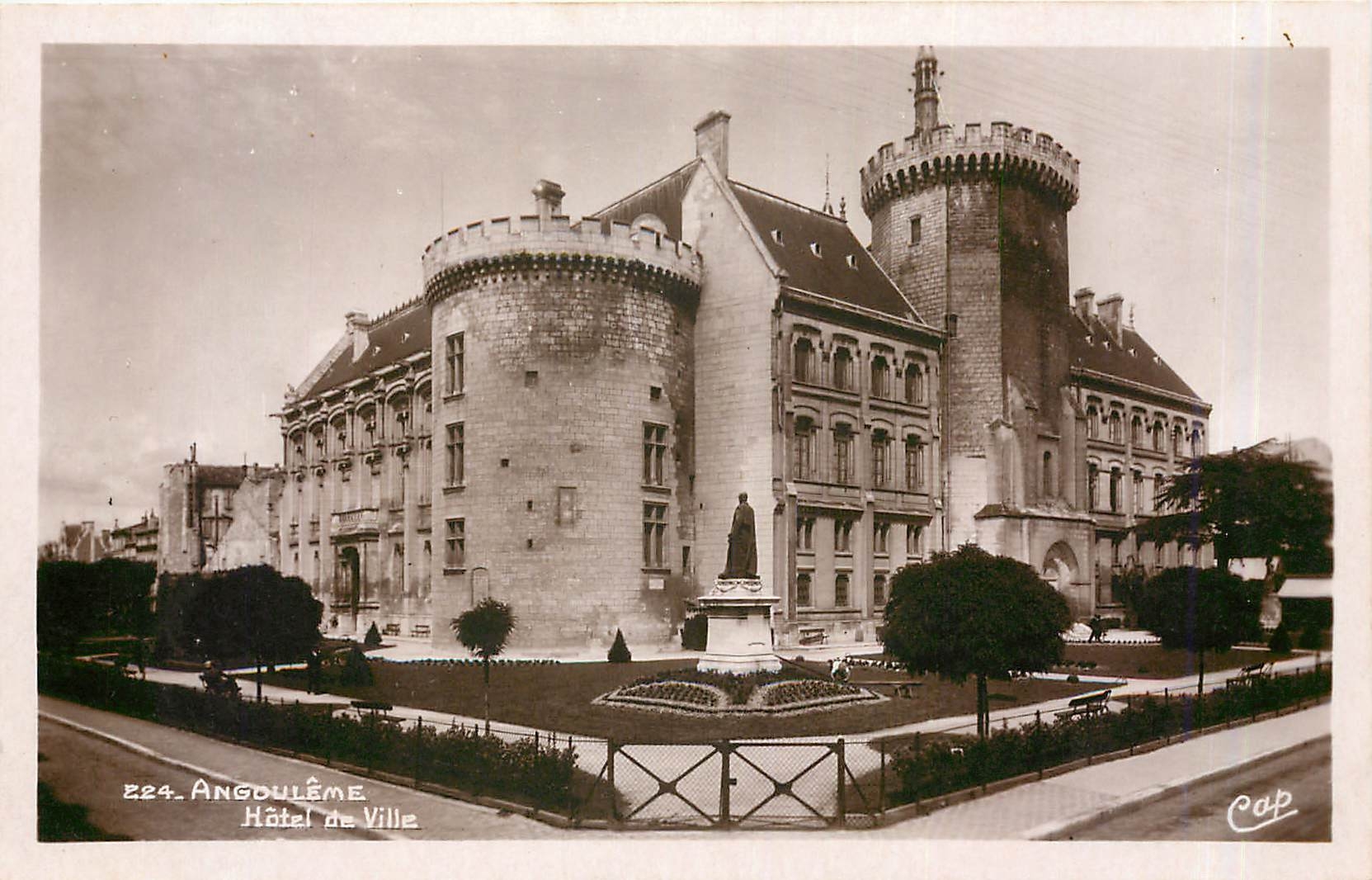 CPA ANGOULEME Hotel de ville