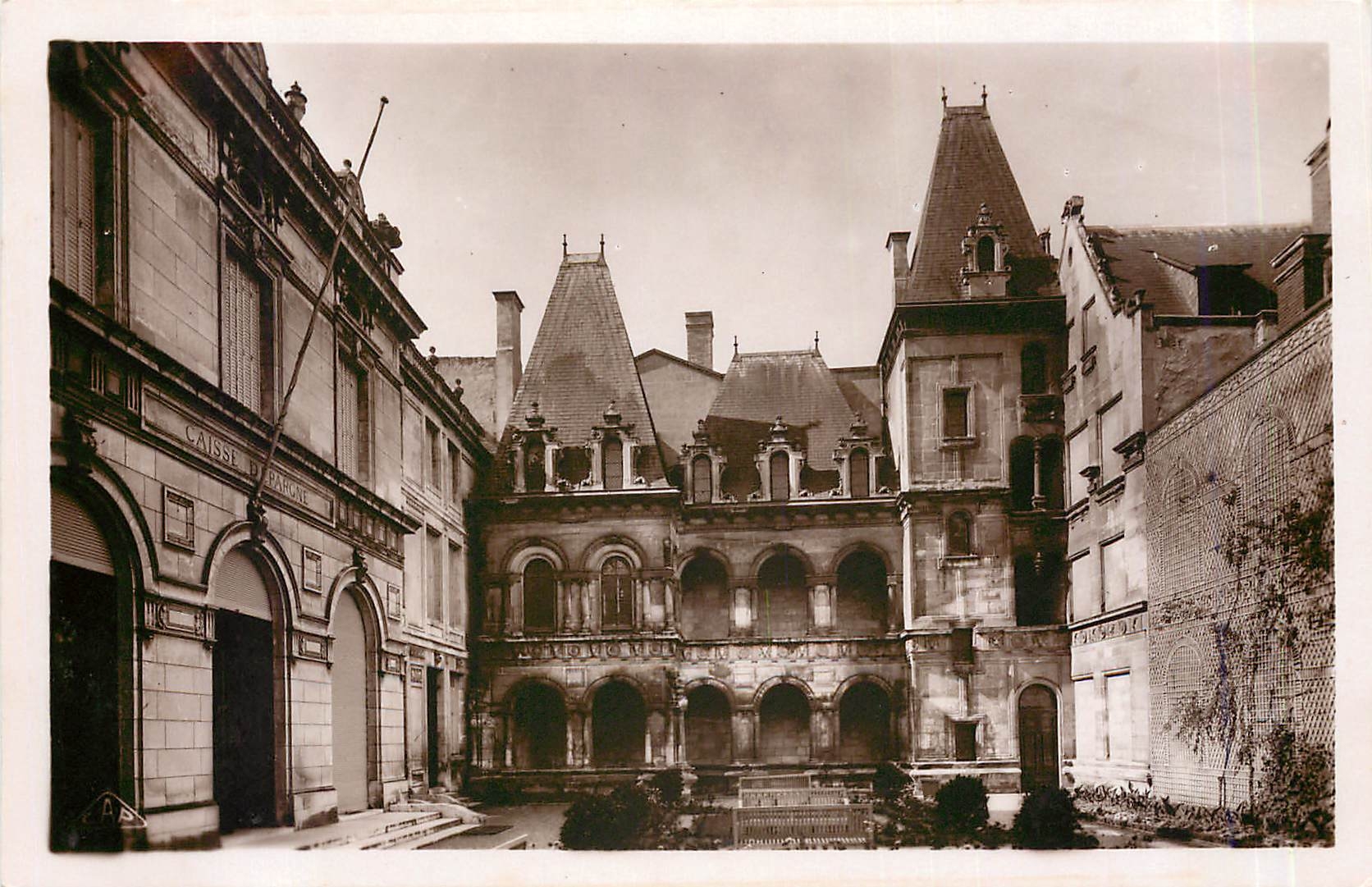 CPA LA Rochelle-Maison henri II
