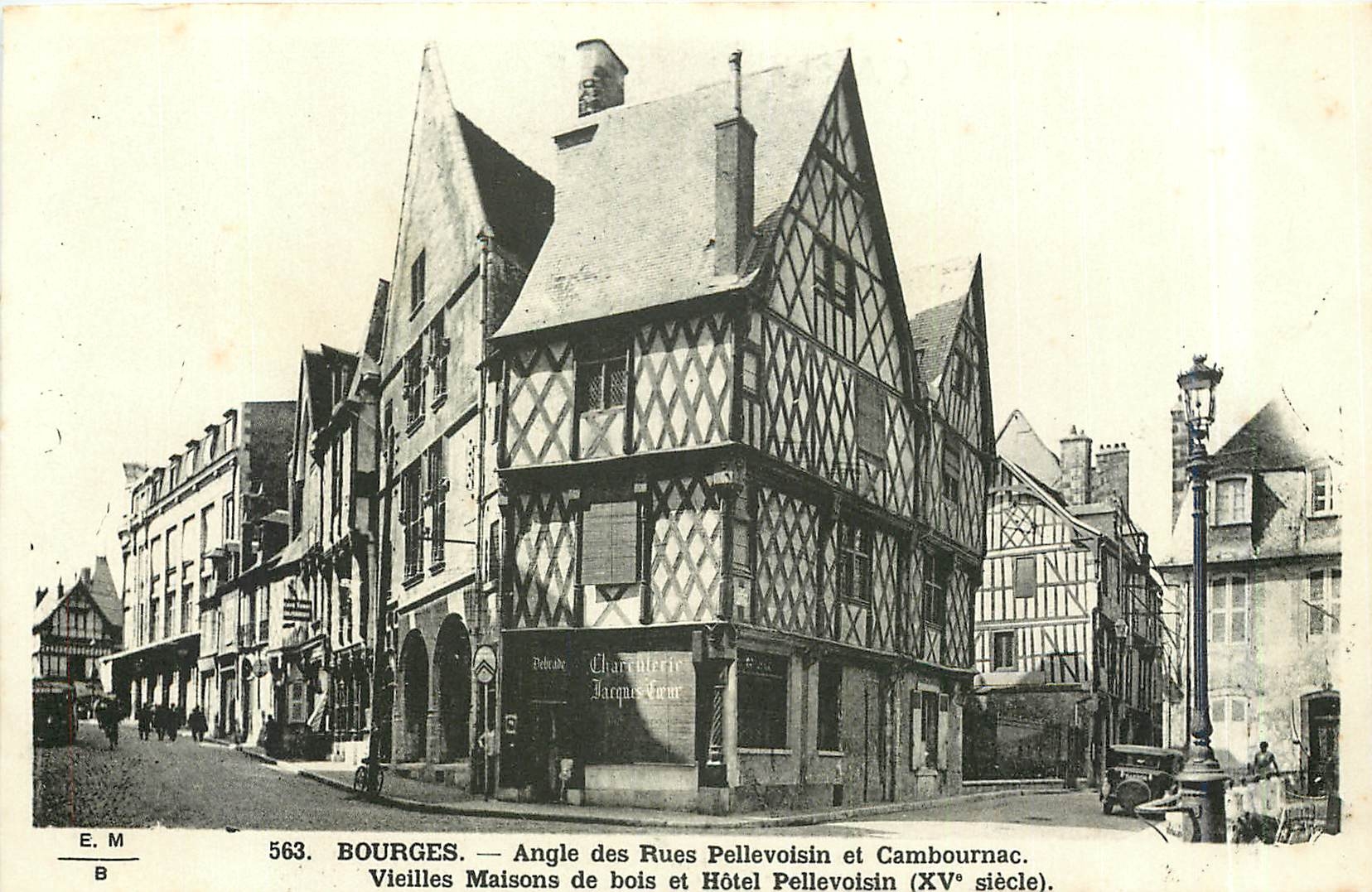 CPA BOUREGES-Angle des Rues pellevoisin et cambourna.Vieilles Maisons de bois et Hotel Pellevoisin (