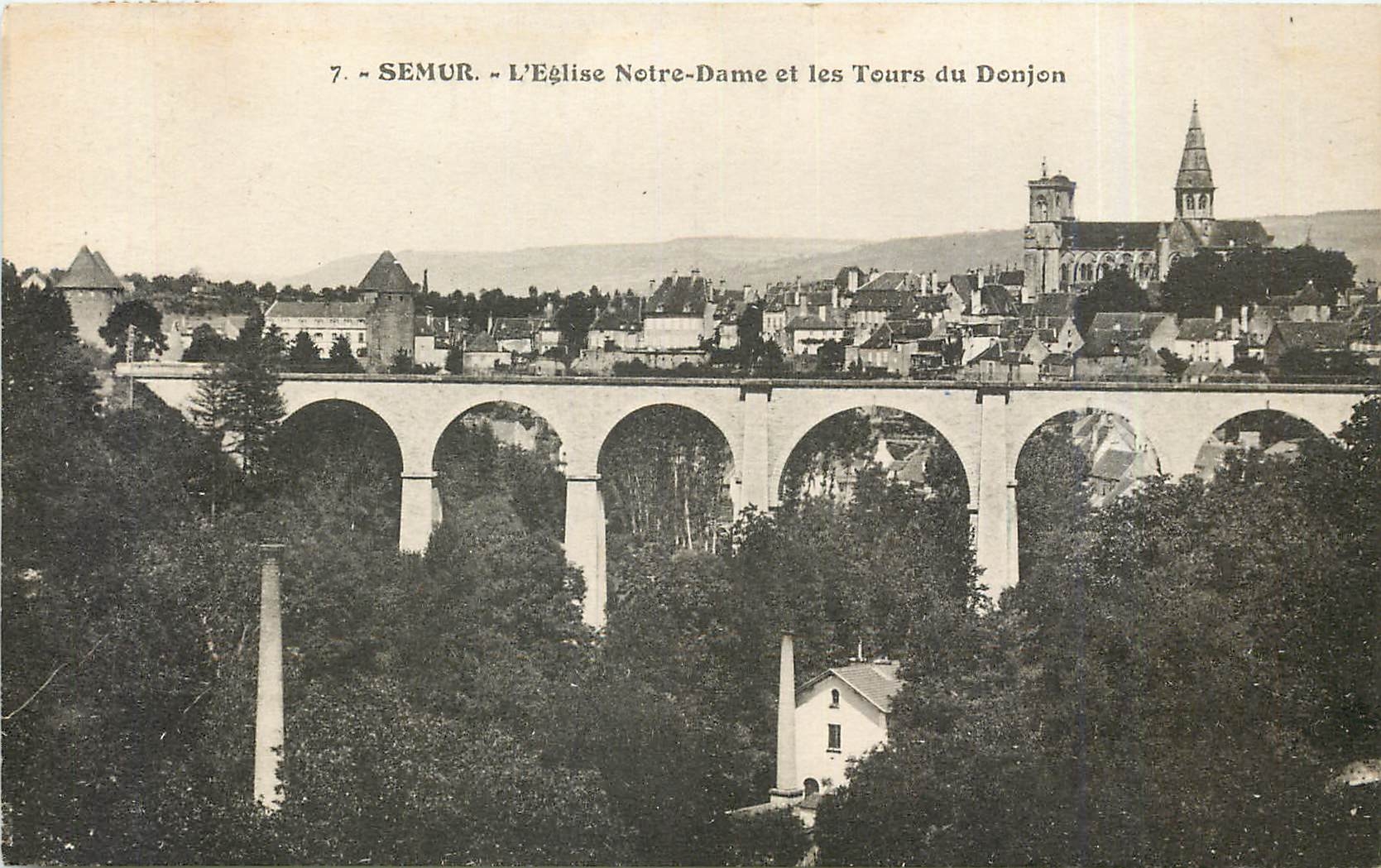 CPA SEMUR - L'Eglise Notre-Dame et les teurs du Donjon
