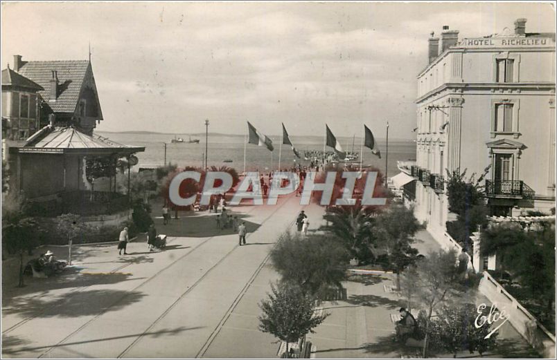 CPM 1089- ARCACHON 'Gironde". La Nouvelle Place Thiers