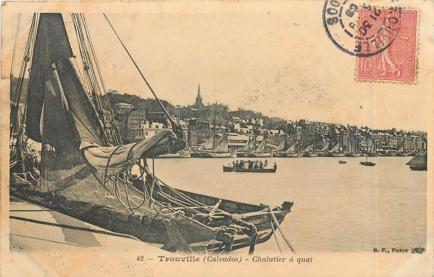 CPA Trouville (Calvados)-Chalutier à quai Bateau