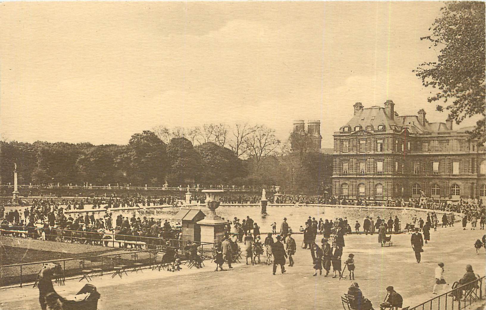 CPA Paris Jardin du Luxembourg Le bassin avec vue sur le palais et les tours de St Sulpice