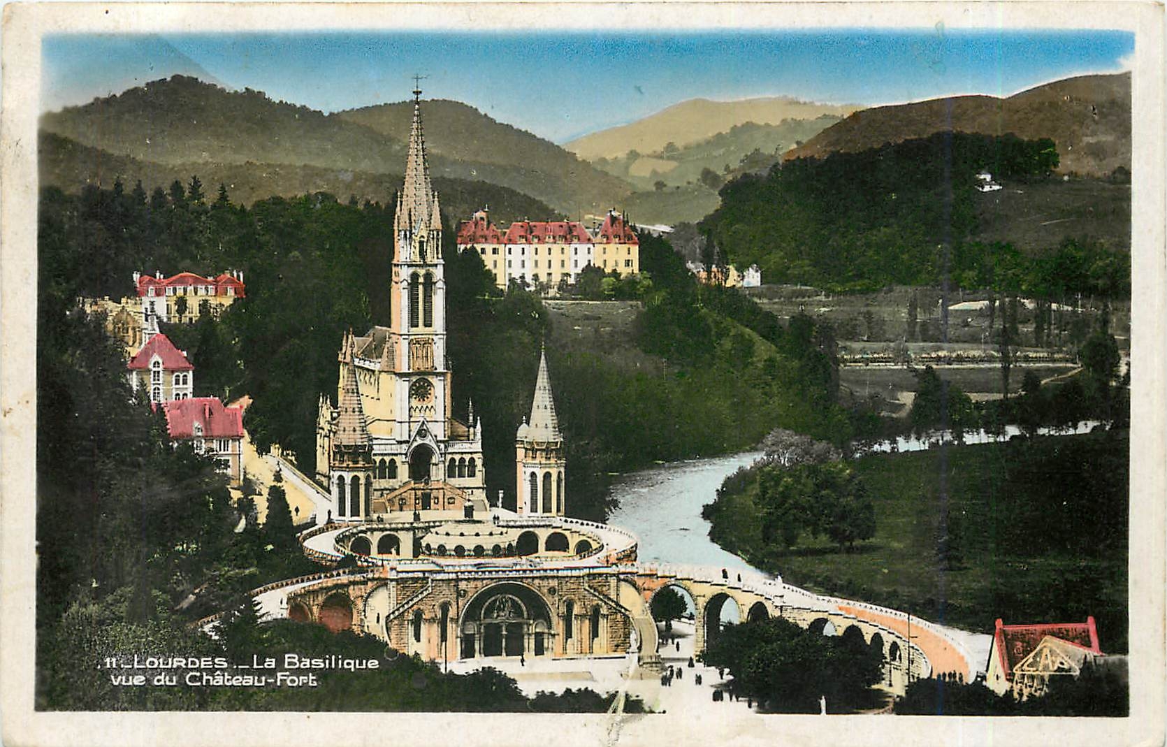 CPA LOURDES-La Basilique vue du Chateau-Fort