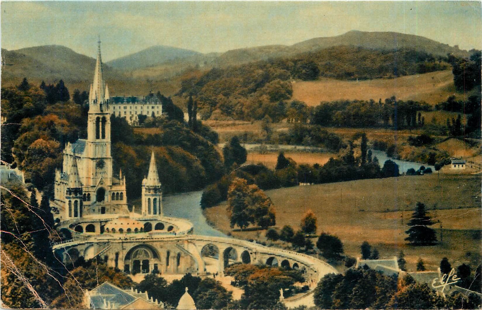 CPA LOURDES Vue plongeante sur la basilique et la vallée du Gave