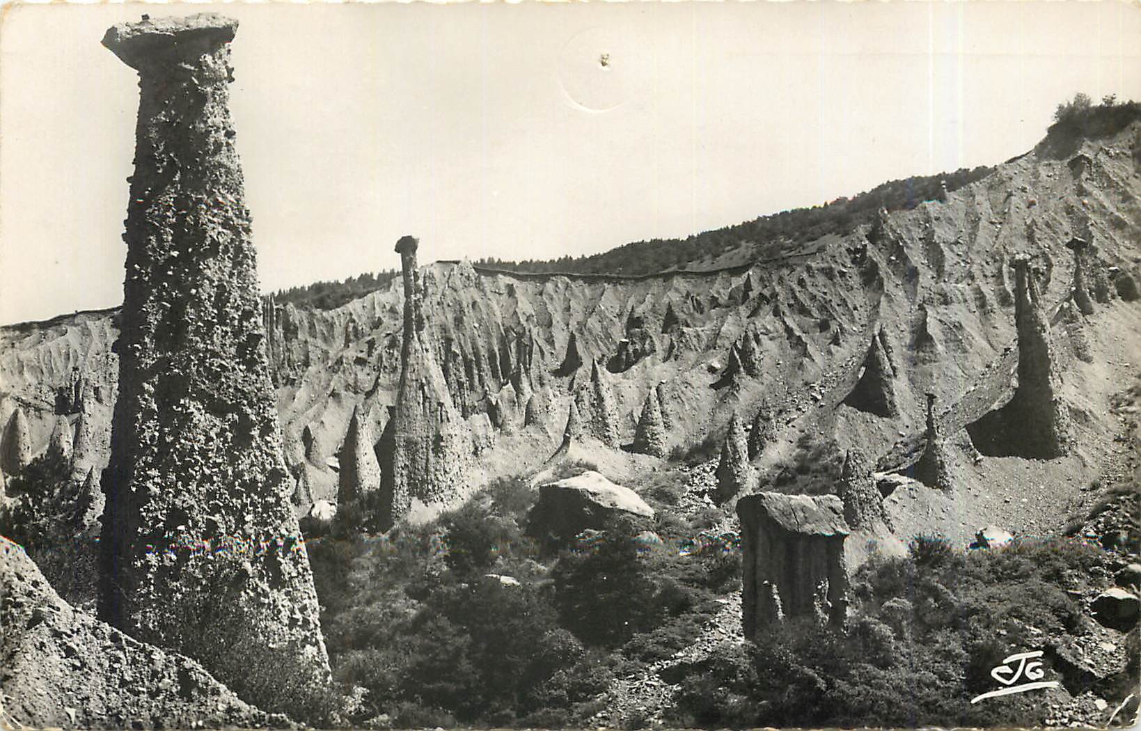 CPA LES ALPES.Environs de REMOLLON.Salle de Bal de Vallauria.Les demoiselles  coiffées ou cheminées 